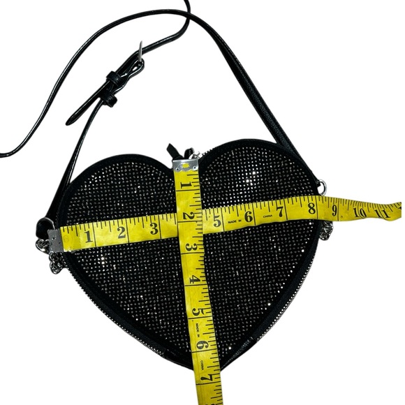 VICTORIA'S SECRET
Heart Crossbody Bag with shimmering black gunmetal rhinestones - Picture 12 of 13